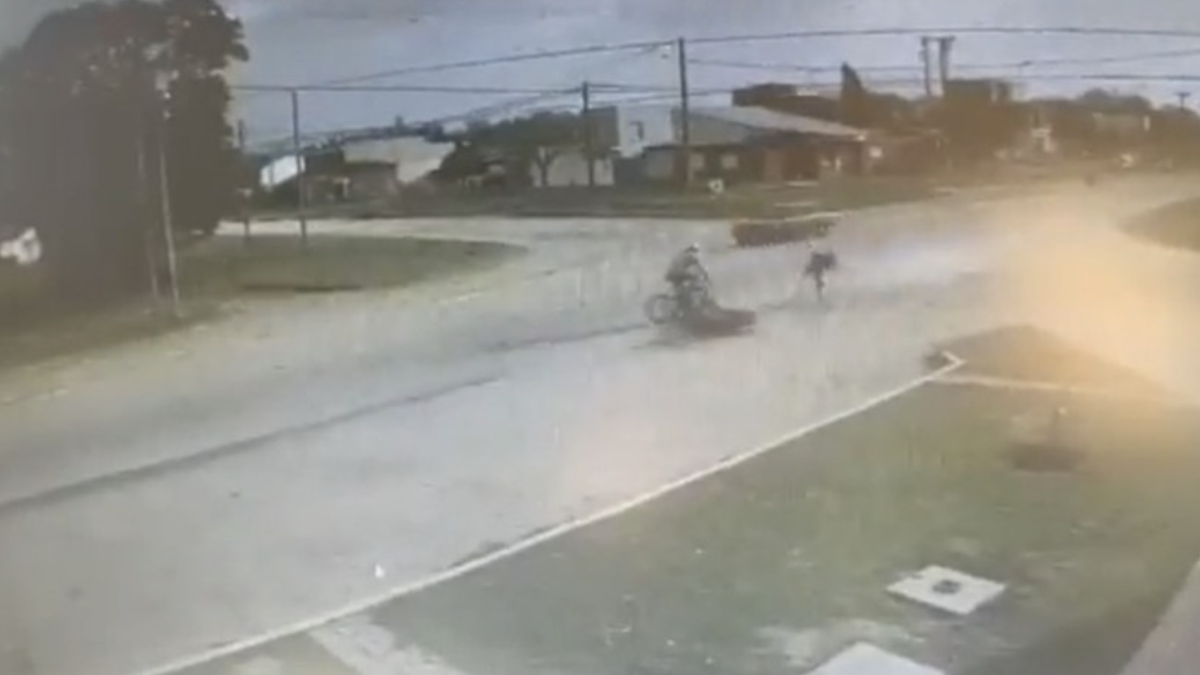 Momento en que el motociclista se estrella contra los ciclistas en Mar del Plata