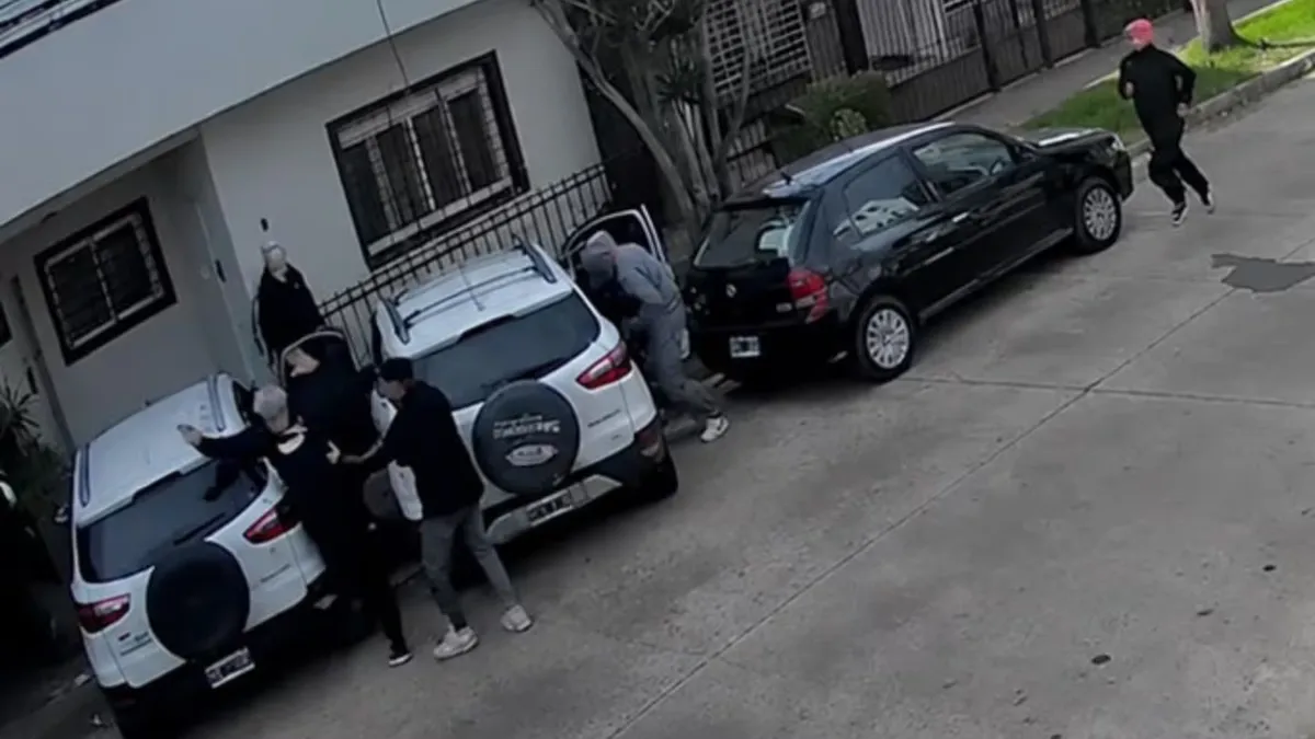 El momento en que los delincuentes intentan llevarse la EcoSport en Don Bosco. (Foto: captura)