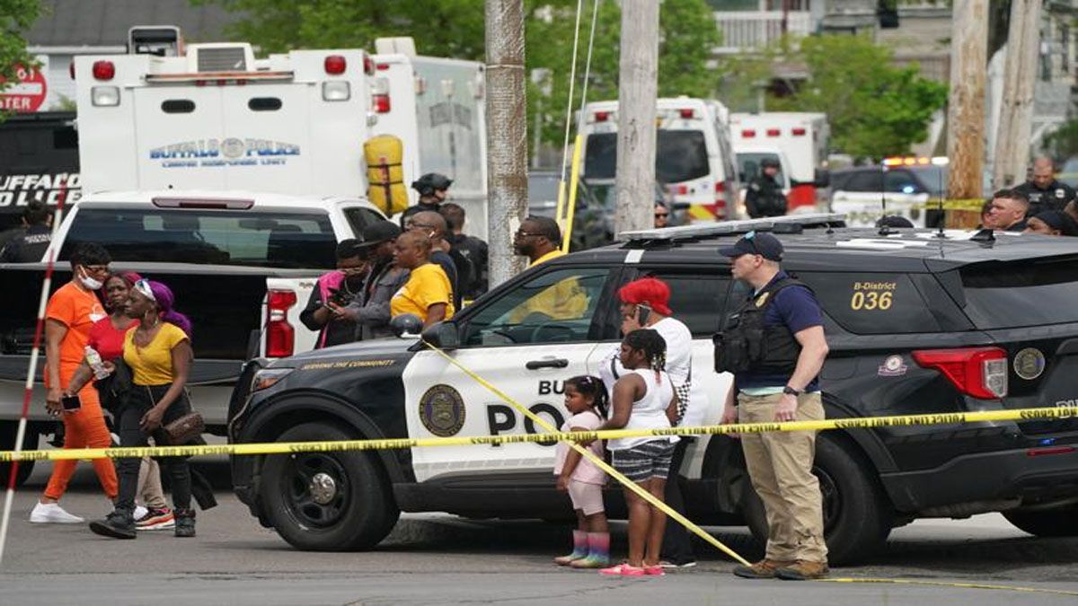 Familiares de los asesinados llegan al supermercado. Gendron lo eligió porque era utilizado en su mayopría por clientes afroamericanos (Foto: Diario 