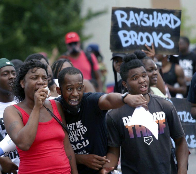 Aumenta la tensión en EE.UU. tras el asesinato de otro afroamericano a manos de policías en Atlanta
