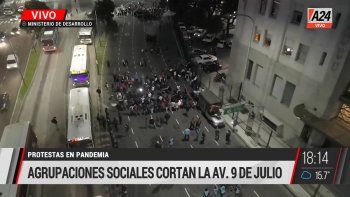 Organizaciones sociales protestan en la 9 de Julio para reclamar asistencia por parte del Gobierno