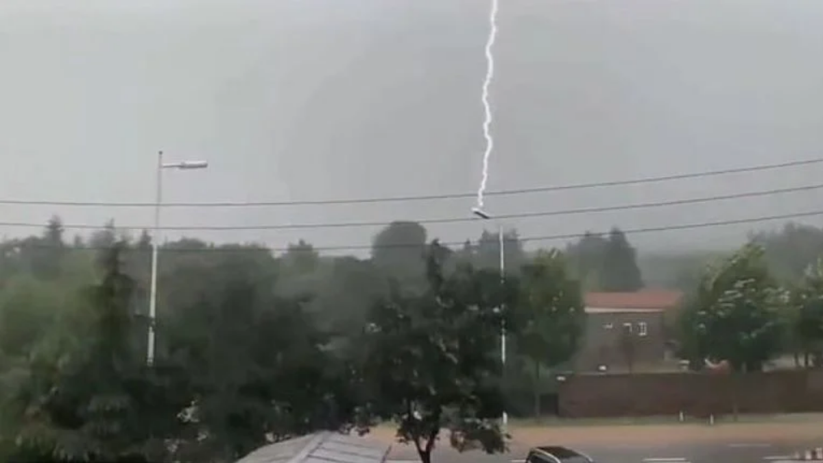 &nbsp; Embed &nbsp; &nbsp; &nbsp; Un hombre que se encontraba en el lugar con su teléfono apuntado hacia el cielo
