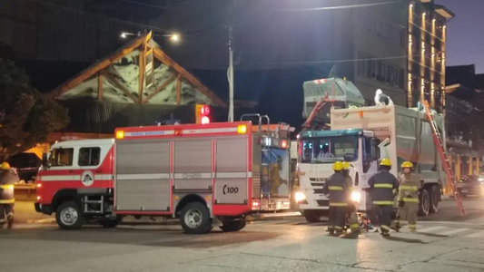 Dormía en un contenedor de basura y murió aplastado por la compactadora