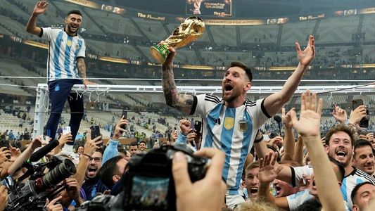 La historia desconocida de la Copa trucha que levantó Lionel Messi en el Mundial de Qatar