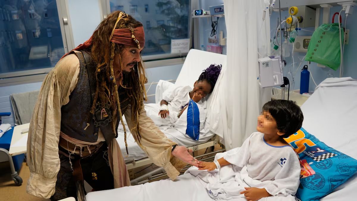 El conmovedor regreso de Johnny Depp como Jack Sparrow para alegrar a ni&ntilde;os en un hospital.