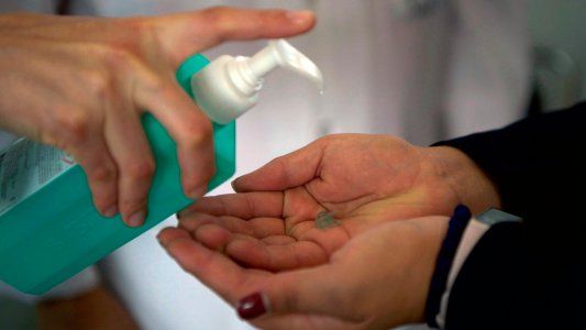 El Gobierno ordenó retrotraer el precio del alcohol en gel al 15 de febrero y busca garantizar el stock