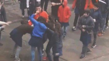 Se peleaban a la salida del colegio y el padre de una de ellas le pegó a un nene de 10 años