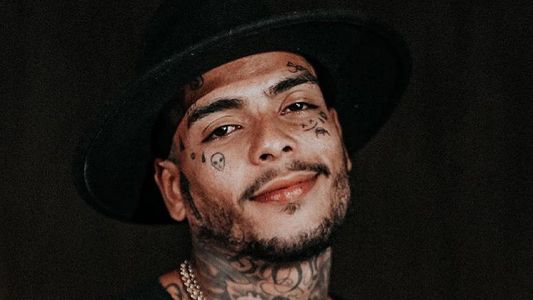 Murió un famoso cantante tras arrojarse desde un balcón a la pileta de un hotel como lo hizo Charly García