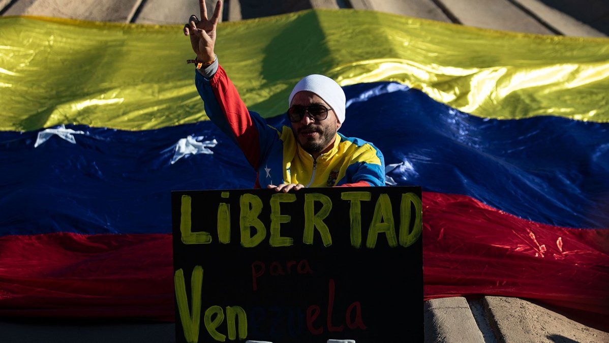 Multitudinarias marchas a favor y en contra de Maduro en las calles de Venezuela
