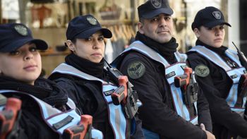 La Policía de la Ciudad con su nueva herramienta. (Foto: Policía)