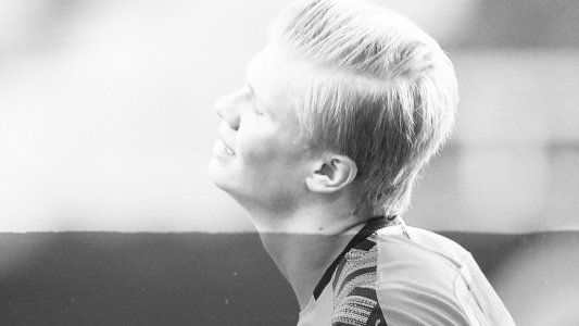 El goleador del Borussia Dortmund Haaland se lesionó al chocar con el árbitro