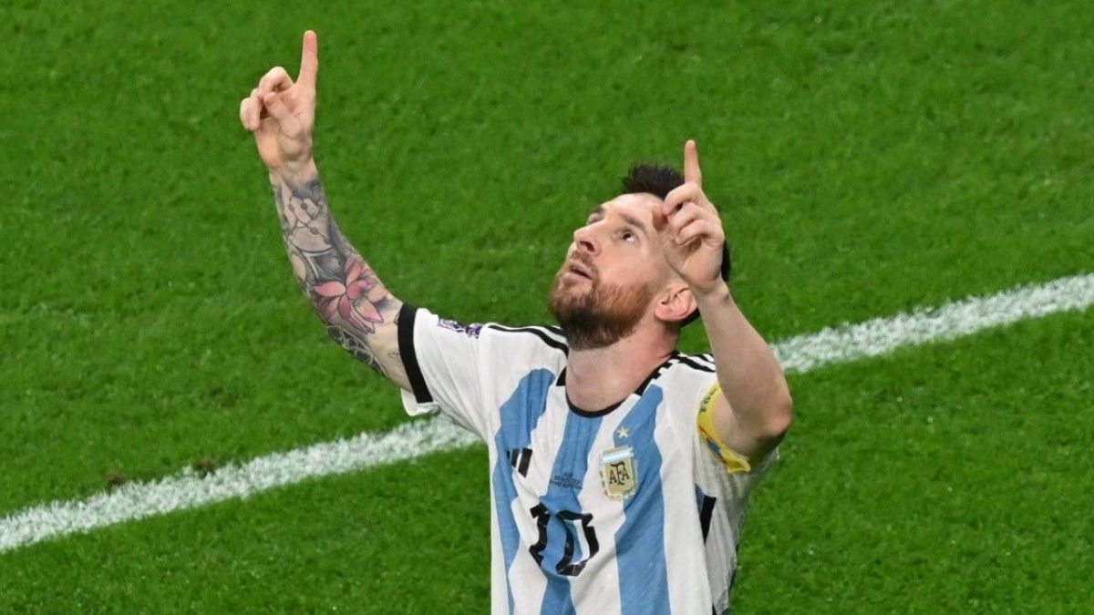 La postal de Messi en cada uno de sus goles: mirada al cielo para recordar a su abuela. (Foto: Archivo) 