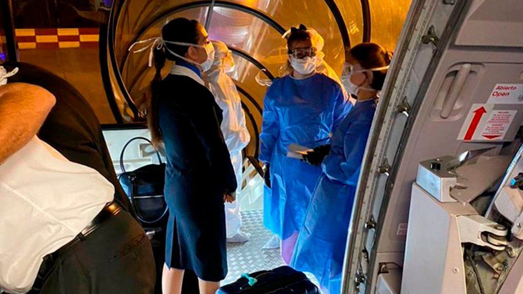 Qué pasará con los siete pasajeros que tuvieron contacto con el primer argentino con coronavirus