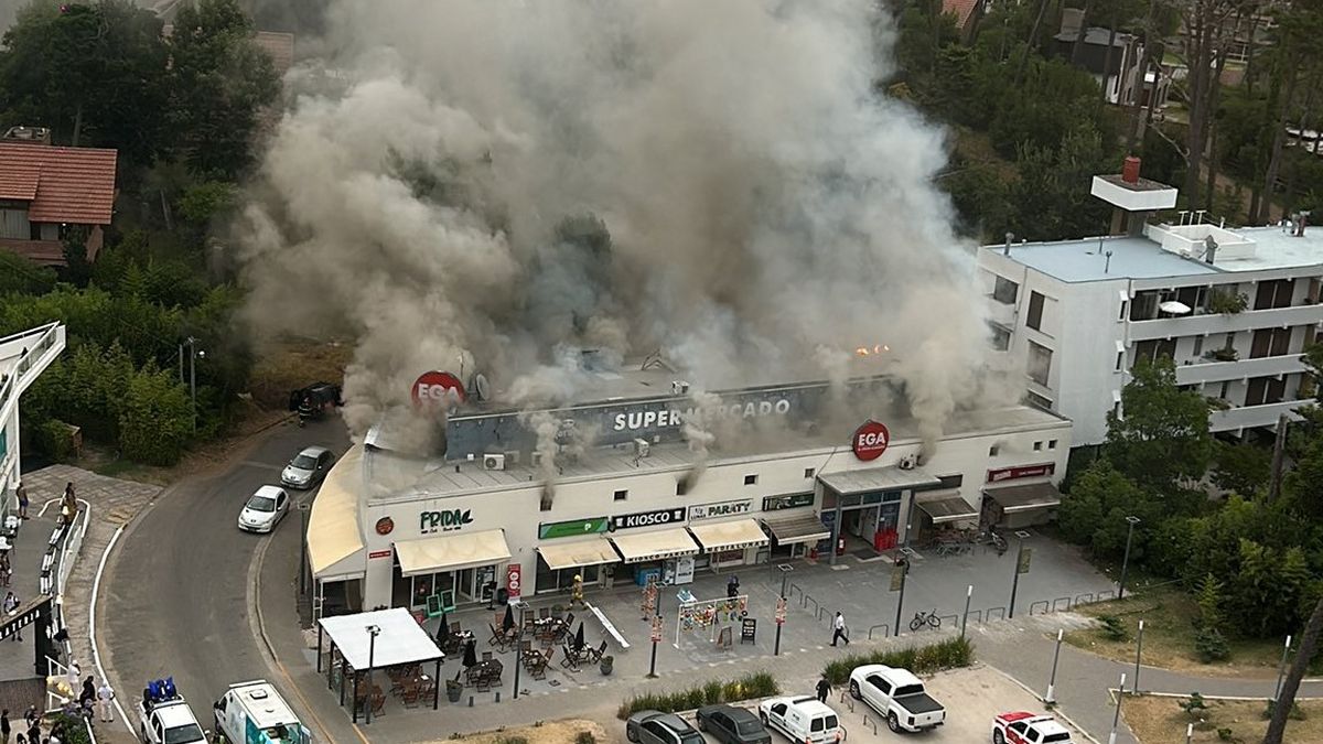 Incendio en un supermercado de Pinamar. (foto: redes)