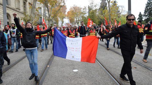 Una huelga contra la reforma previsional de Macron paraliza a Francia