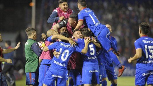 Tigre armó una fiesta en Victoria, goleó 5-0 a Atlético Tucumán y está casi adentro de la final de la Copa de la Superliga