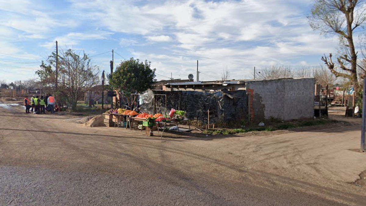 Rosario: una joven que caminaba con su hija en brazos fue asesinada de una puñalada en el cuello. (Street View)