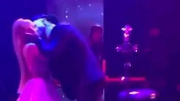 Video: Ulises Bueno a los besos con su nueva novia en el escenario
