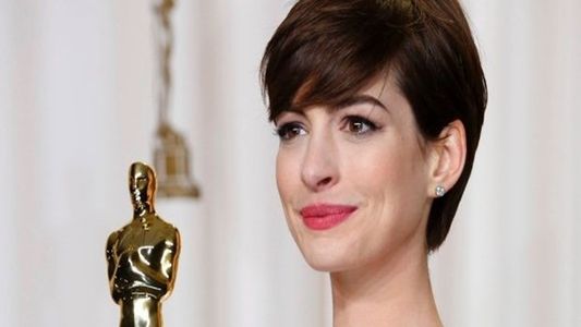 Anne Hathaway presentará uno de los premios Oscar