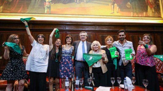 Alberto presentó un libro sobre el aborto y será el primer presidente en apoyar la legalización