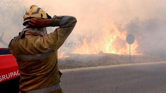 Incendios en Córdoba: bomberos trabajan para evitar que el fuego llegue a las casas
