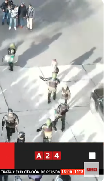 Marcha de jubilados: las fuerzas de seguridad tiran gas lacrimógeno y los manifestantes espuma