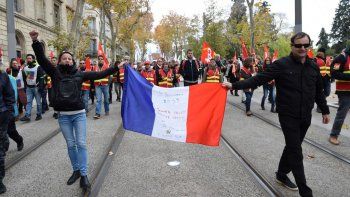 Una huelga contra la reforma previsional de Macron paraliza a Francia