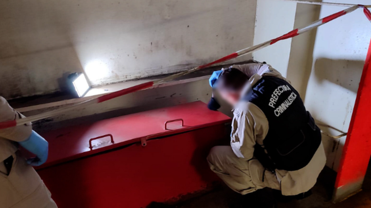 Las autoridades encontraron una bolsa de arpillera blanca que contenía 14 paquetes de clorhidrato de cocaína (Foto: Prensa PNA)