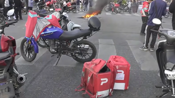 Vecinos protestaron y pidieron justicia por el crimen de un joven asesinado por motochorros. (Foto: captura)