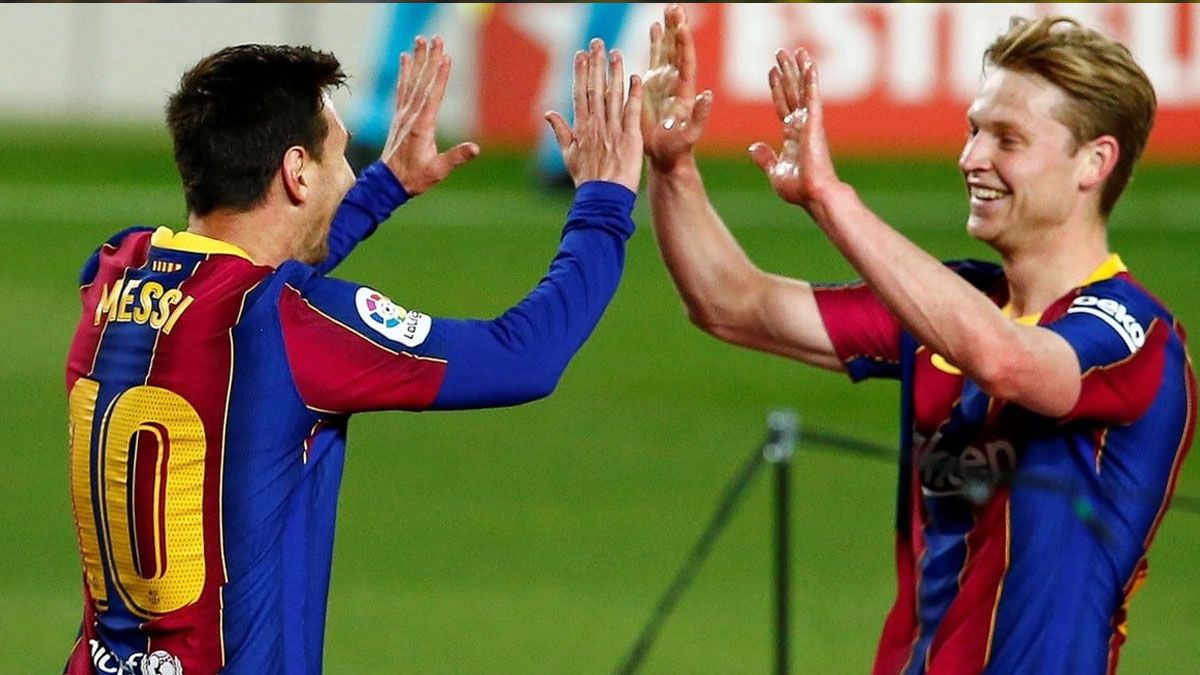 Messi y De Jong se saludan en el Barcelona