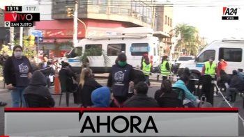 Peatonal repleta de sillas para realizar trámites del ANSES en San Justo