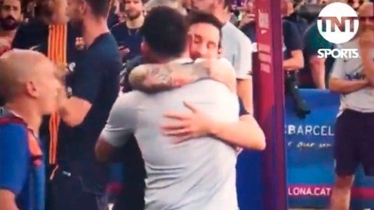 Messi y Tevez no se cruzaron en la cancha, pero se dieron un afectuoso abrazo