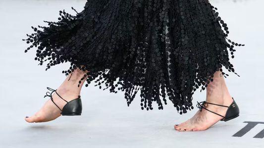 Margaret Qualley llevó las sandalias sin suela de Chanel y convirtió la alfombra roja en debate fashion
