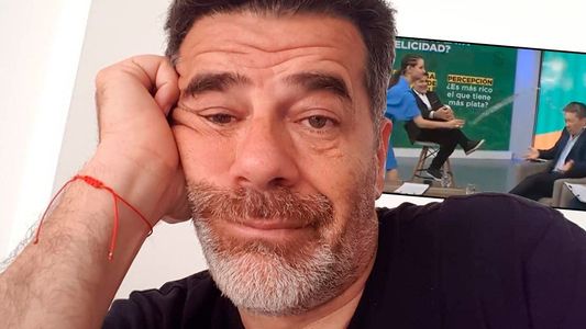 Escándalo en el programa de Julián Weich: una panelista le arrojó un vaso con agua a su compañero