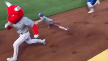 Video: la mascota de un equipo de béisbol empujó a un niño en una carrera que se realizaba en el estadio