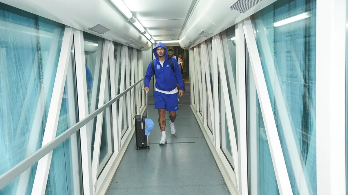Leandro Paredes en el Aeropuerto de Ezeiza. (Foto: NA)