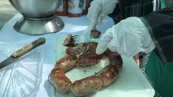 Nació el chorinejo: chorizos para combatir la superpoblación de conejos y enfrentar la crisis económica