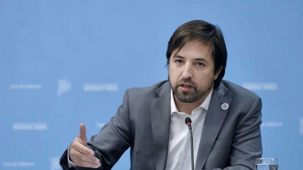 El ministro Daniel Kreplak y el gobernador Axel Kicillof anunciaron la vacunación libre con primera dosis (Foto: Télam).