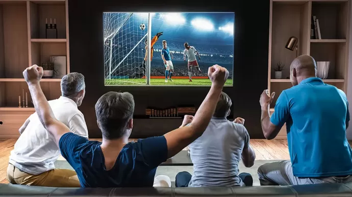 Tiene 85 años y se compró un televisor gigante: Va a ser mi último mundial