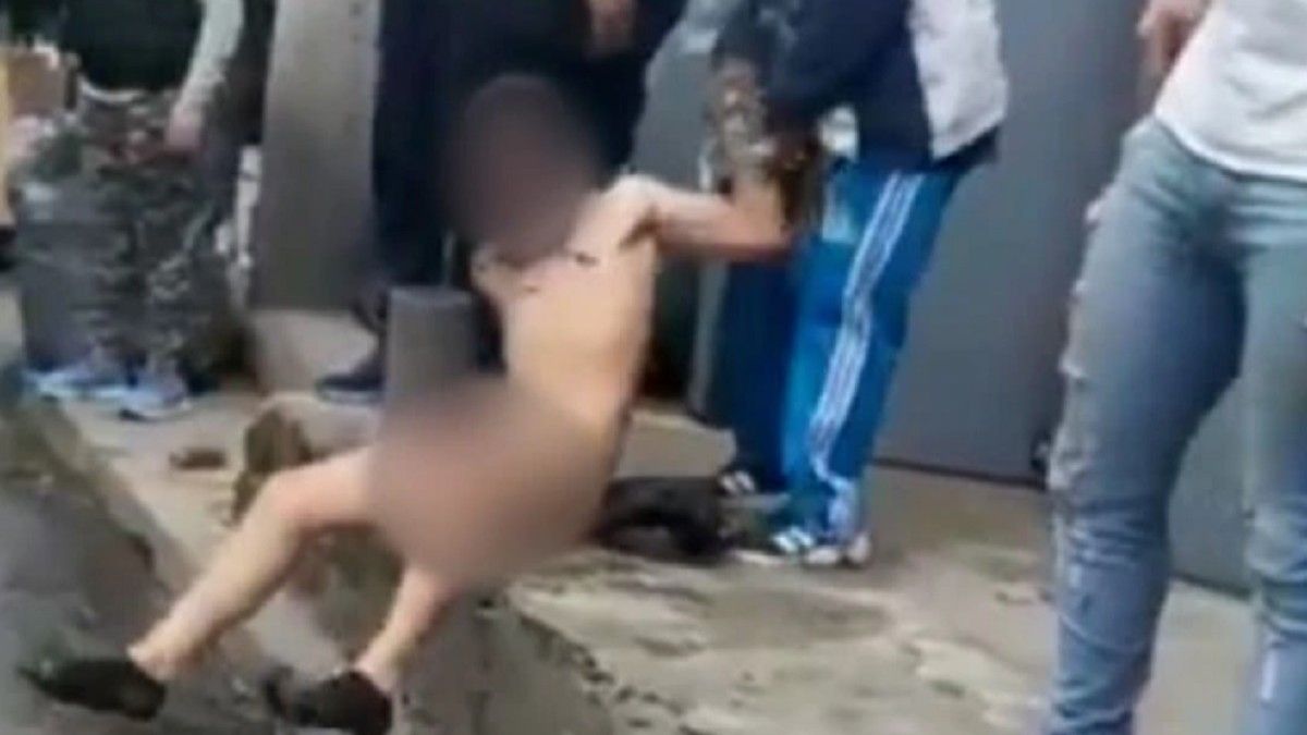 El joven fue desnudado y golpeado por los vecinos de Villa Celina (Foto: captura de video).