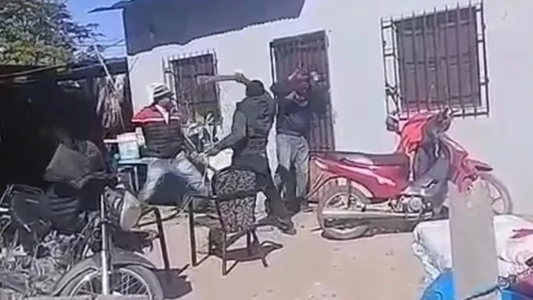 Terror en Chaco: lo acusaron de asesinar a un hombre en un asalto y los vecinos lincharon a su padre