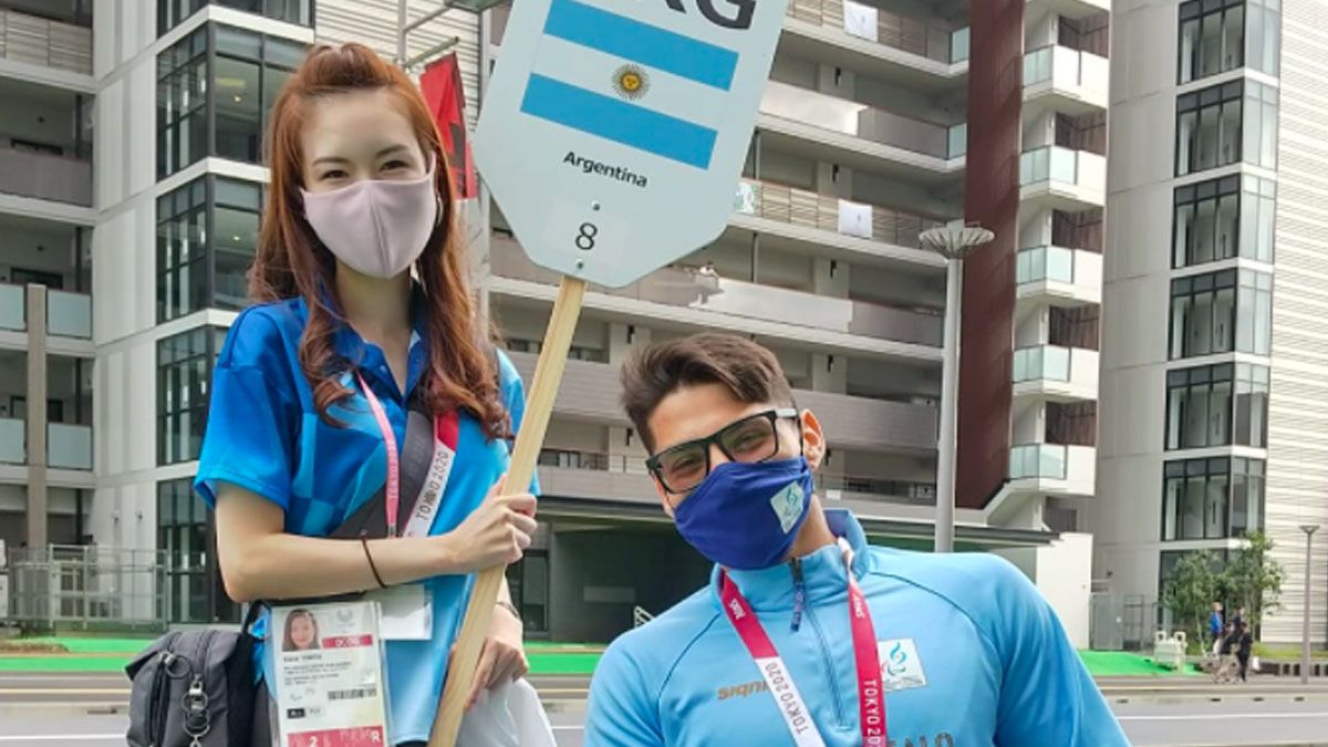 Kiana Tomita posa antes de la Ceremonia de Clausura de los Juegos Paralímpicos de Tokio junto al atleta Gabriel Sosa.