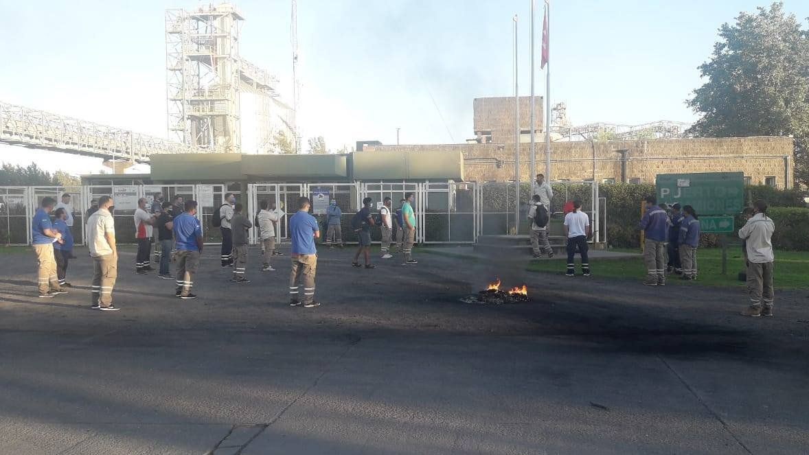Tras ocho horas de reunión, fracasaron las negociaciones y continúa el paro aceitero