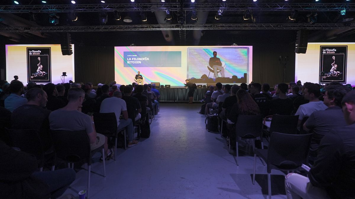 Labitconf 2022: además del escenario principal, la muestra incluyó otros espacios para que emprendedores y empresas cripto contaran sus casos y mostraran sus productos. (Foto Labitconf)