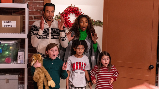 La primera película navideña que Netflix publicó en el año dura menos de hora y media y es genial