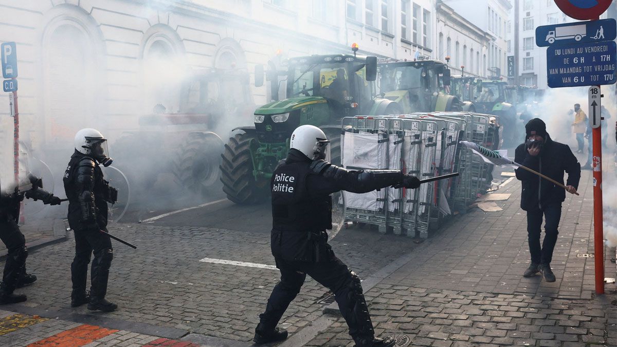 Tractores y enfrentamientos con la polic&iacute;a en Bruselas en oposici&oacute;n al acuerdo de la Uni&oacute;n Europea con el Mercosur. (Foto: Reuters)