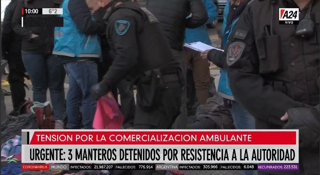 A24 mostró un operativo de decomiso y detención de manteros en Once