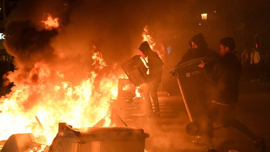 El gobierno español analiza aplicar la ley de seguridad para frenar la violencia en Cataluña