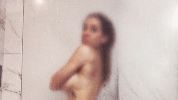 La actriz y cantante calentó Chile con una foto en la ducha