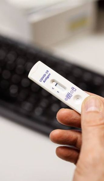 En los Países Bajos pusieron a la venta un kit para autocontagiarse de coronavirus